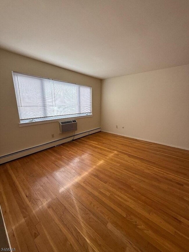 Photo - 573 Broughton Ave