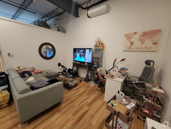 Building Photo - Large 1 bedroom newly renovated apartment ... Unit 203