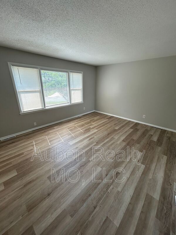 Photo - 8300 E 91st Terrace