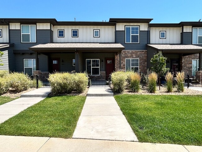 Building Photo - Beautiful 3 Bed 2.5 Bath Townhome with 2 Car Garage in Longmont