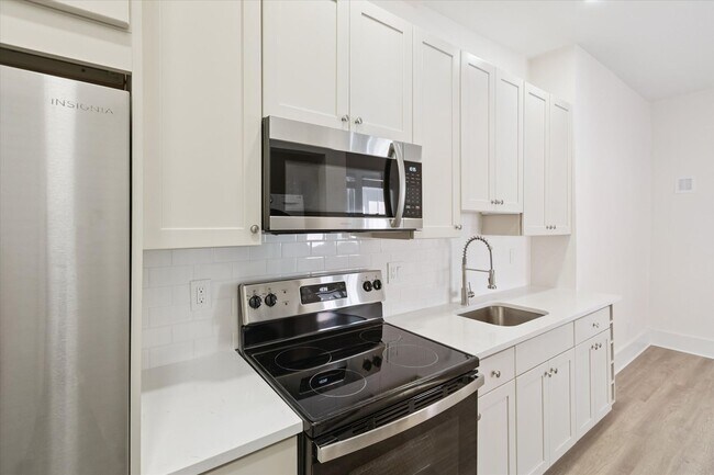 Photo - Fall 2026 Pre-Lease RENOVATED STUDIO Apart... Unit 1620 Walnut St #2
