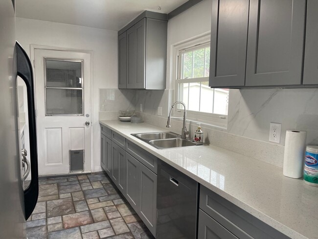 Building Photo - 3 Bed, 2 Bath House, New Kitchen plus 2 Bonus Rooms/Office in La Mesa!
