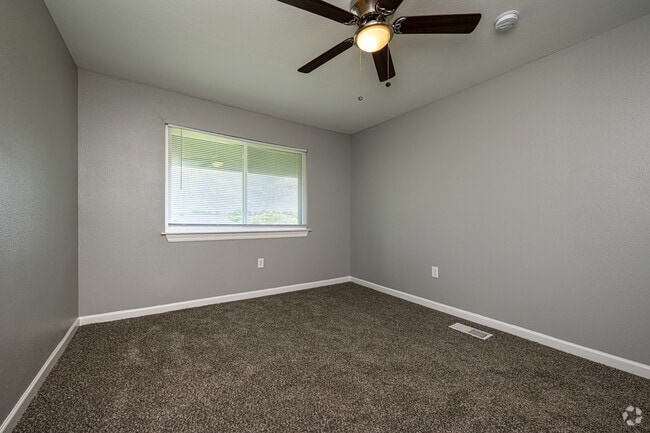 Casa adosada de 2 habitaciones y 1,5 baños - 1012 pies cuadrados - Dormitorio principal - Veridian Apartment Homes