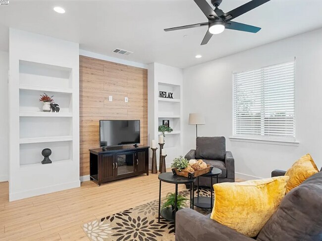 Photo - 741 Claire Ave