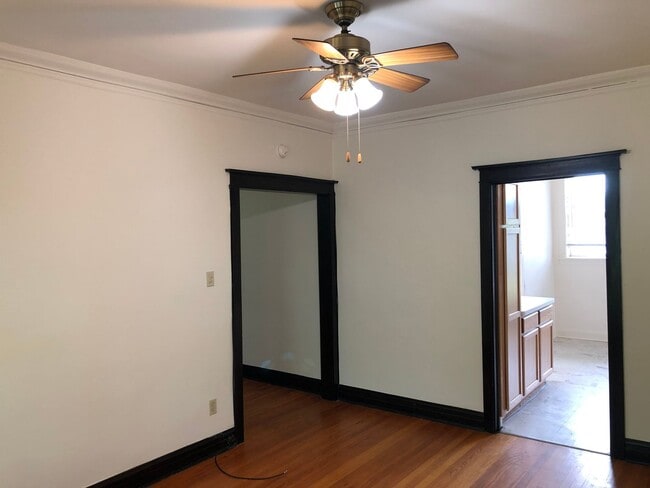 Building Photo - Fantastic Roscoe Village One Bedroom Unit 3506-1