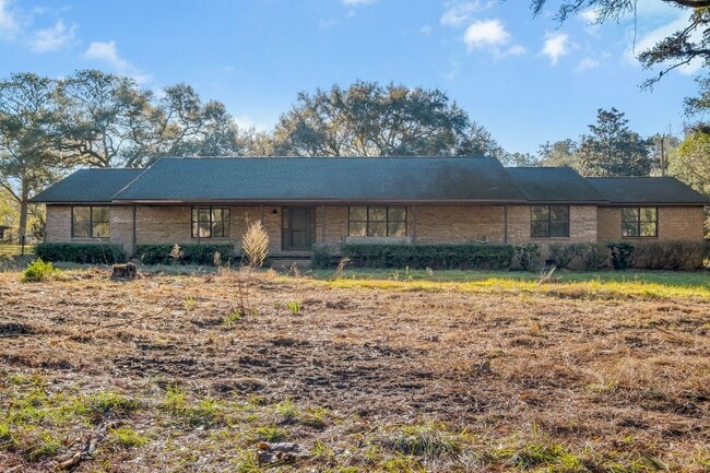 Building Photo - 5 bed 2.5 bath home with acreage