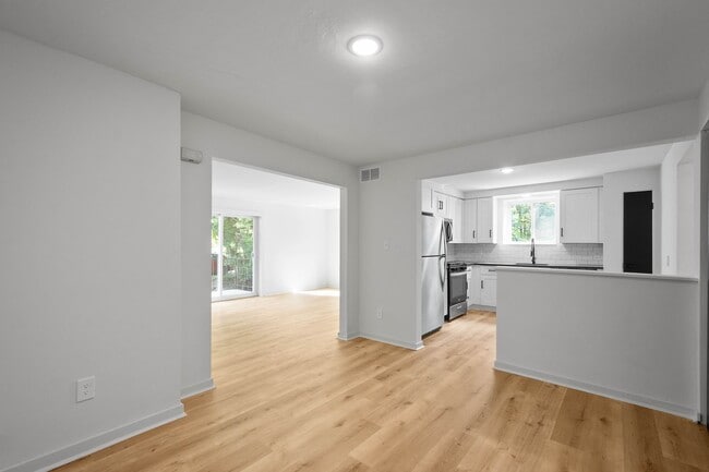 Photo - MOVE IN READY! FULLY RENOVATED 2-BEDROOM I... Unidad Apartment C