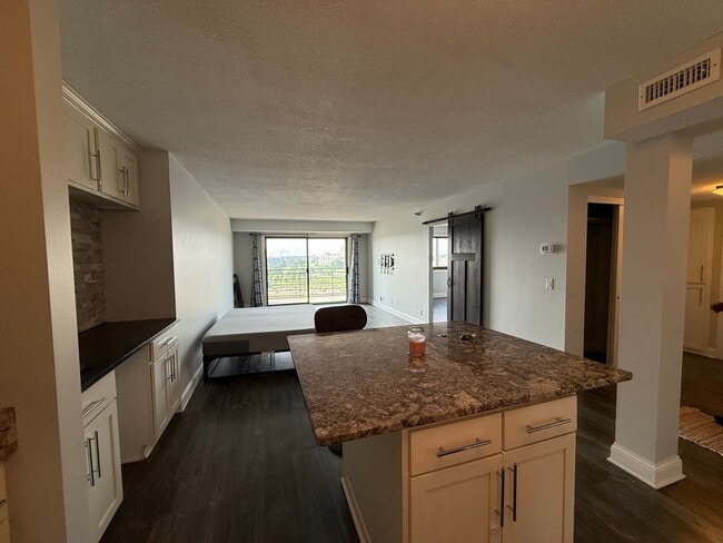 Photo - Modern 1 Bedroom Apartment With Stunning C...