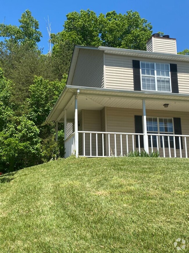 Building Photo - Super Convenient, Haw Creek Townhome, 2 Be...