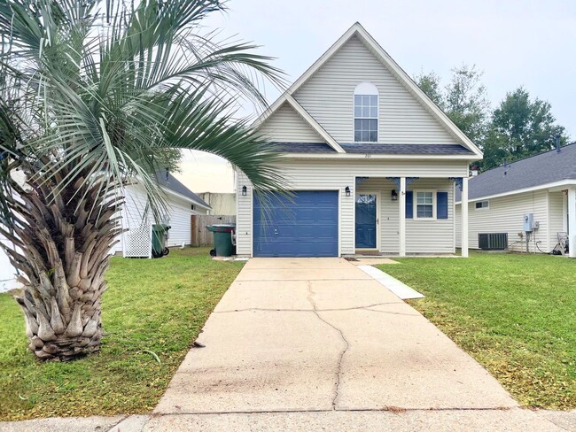 Building Photo - Introducing a Charming Home Retreat Located in the Heart of Pensacola