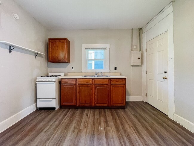 Photo - AVAILABLE NOW! Close to Campus