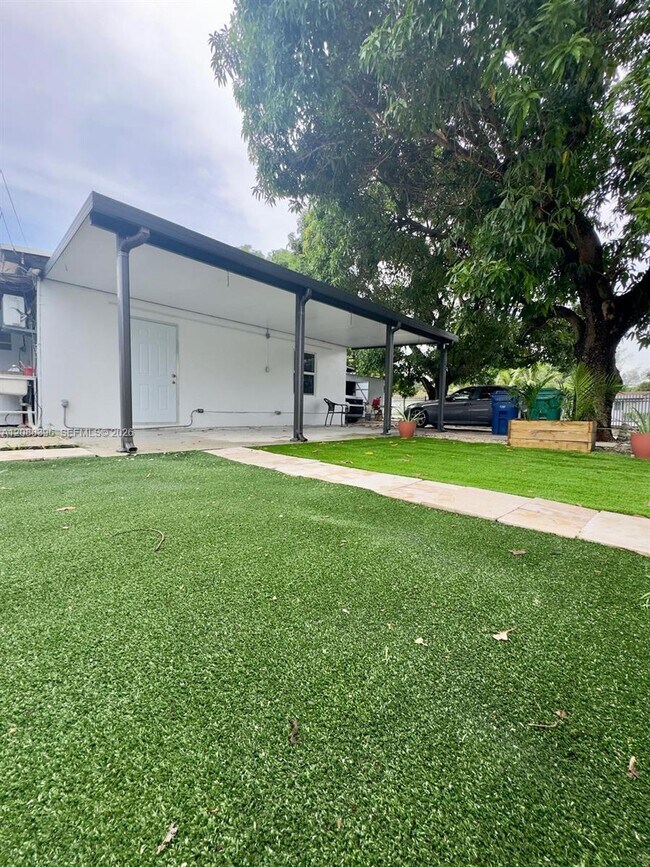 Building Photo - 9947 NW 22nd Ave Unit 1