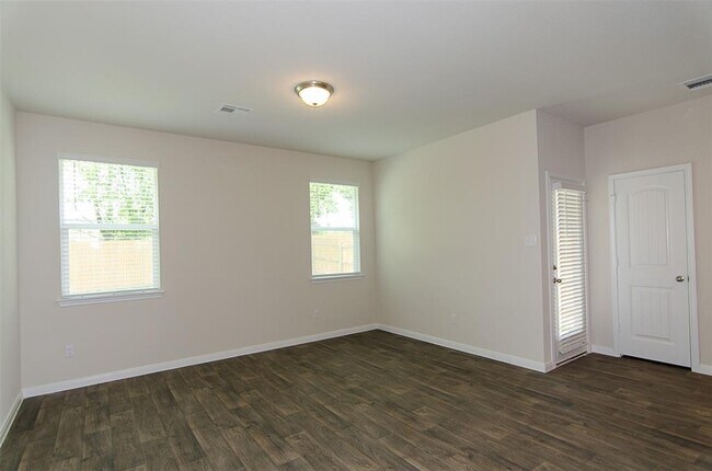 Photo - 117 Naset Dr