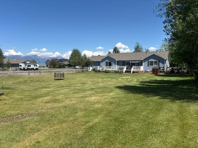 3 bedroom single family home on large lot - 3 bedroom single family home on large lot