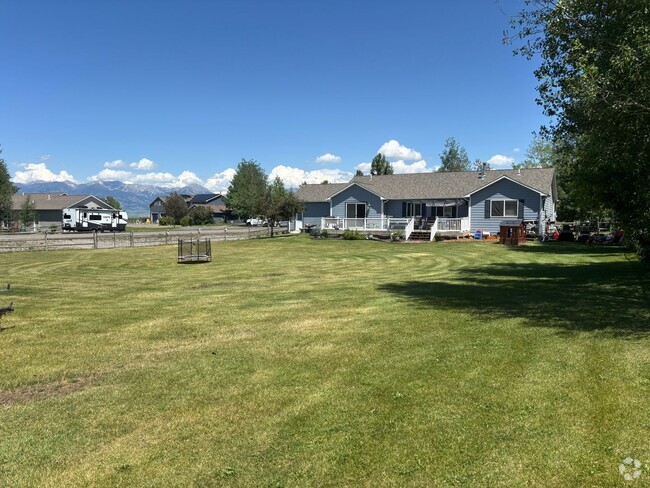 Building Photo - 3 bedroom single family home on large lot
