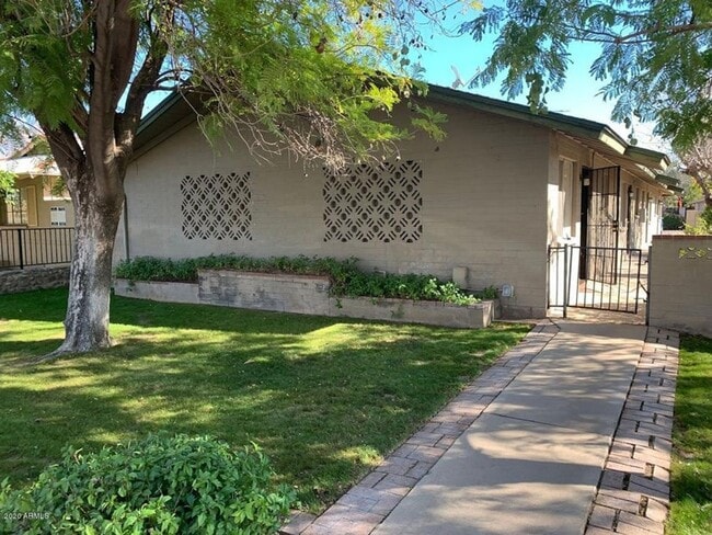 Building Photo - 7153 N 57th Dr Unit 1