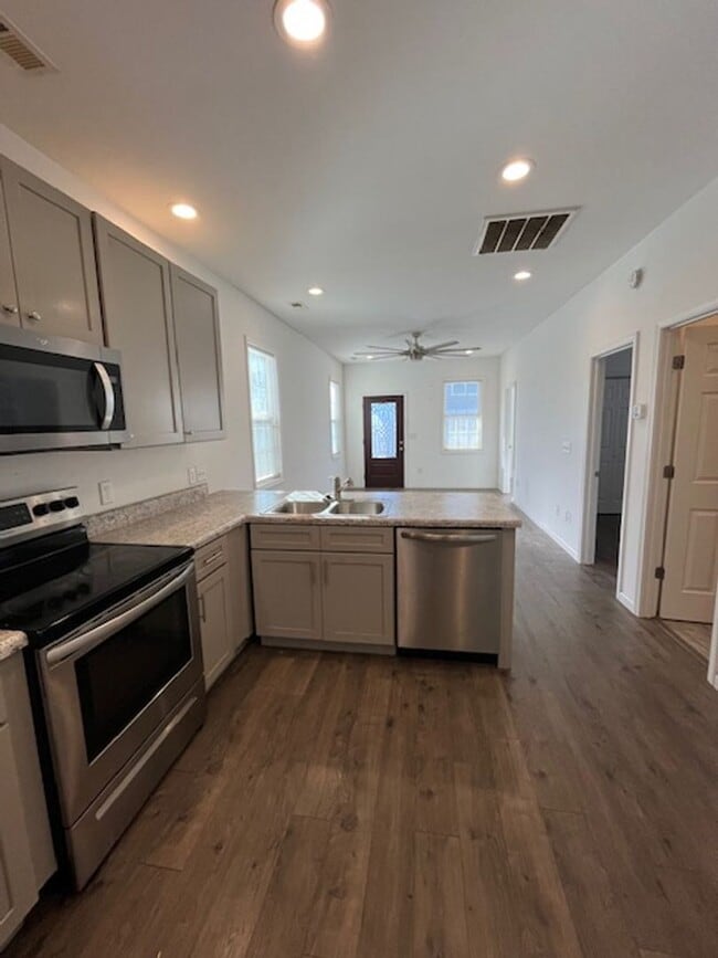 Photo - 3 bedroom, 2 bathroom built in 2020 near downtown!