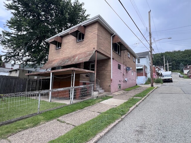 Building Photo - 609 8th St Unit 2