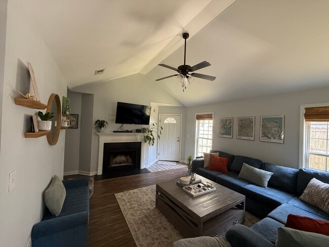 Building Photo - 208 Tanglewood Ave