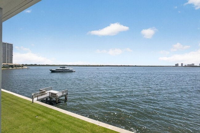 Building Photo - 55+ 1 BED, 1 BATH FURNISHED CONDO NORTH PALM BEACH