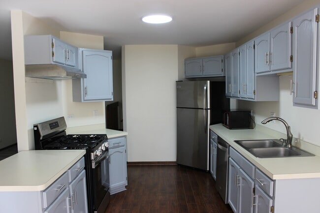 Building Photo - 1868 Fox Run Dr Unit A