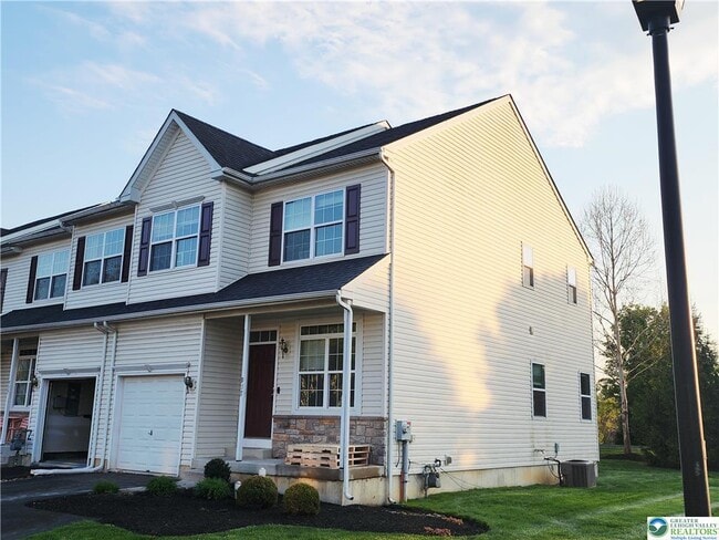 Photo - 937 King Way