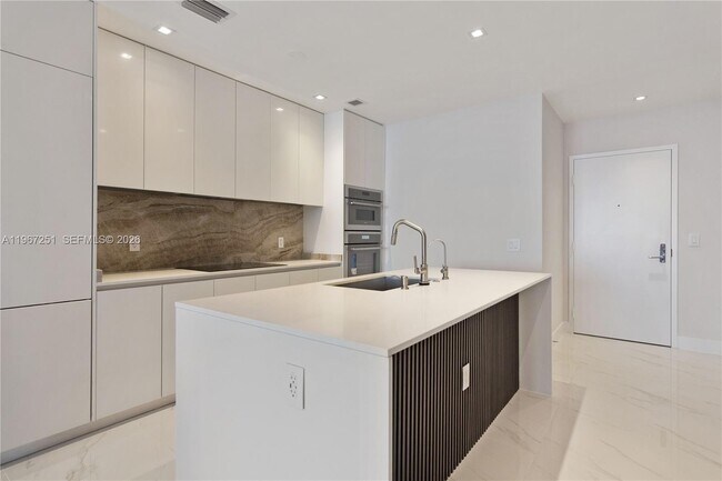 Photo - 700 NE 24th St Unidad 2406