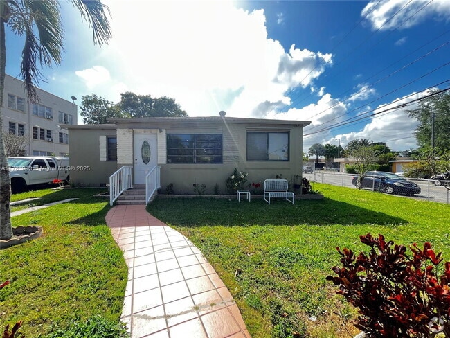 Building Photo - 230 NW 25th Ave Unit Front Rental