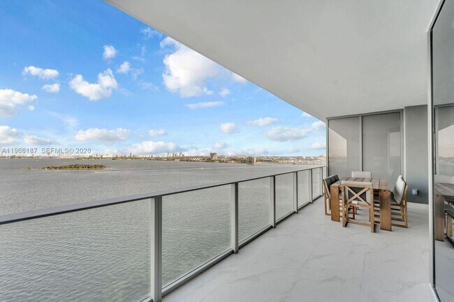 Building Photo - 700 NE 24th St Unit 1405