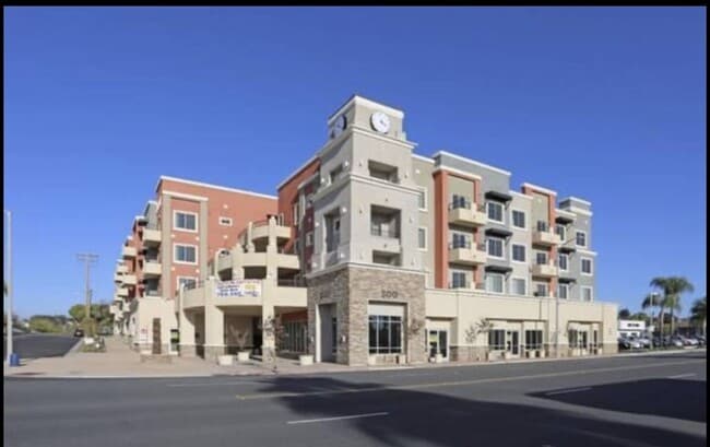Vista de la calle de los apartamentos City Plaza en Escondido, California. - City Plaza Apartments