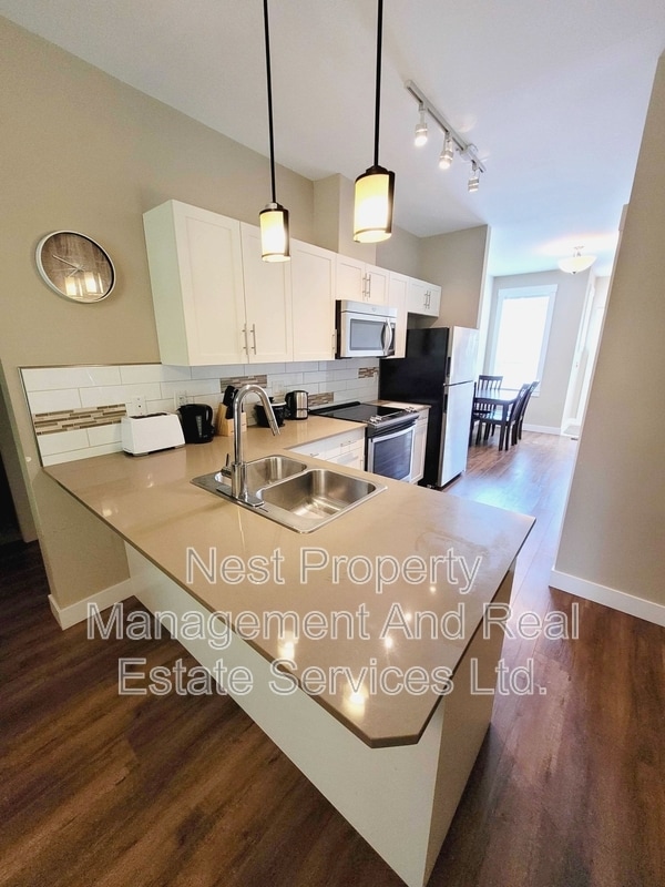 Photo - 110-110 Baxter Ave