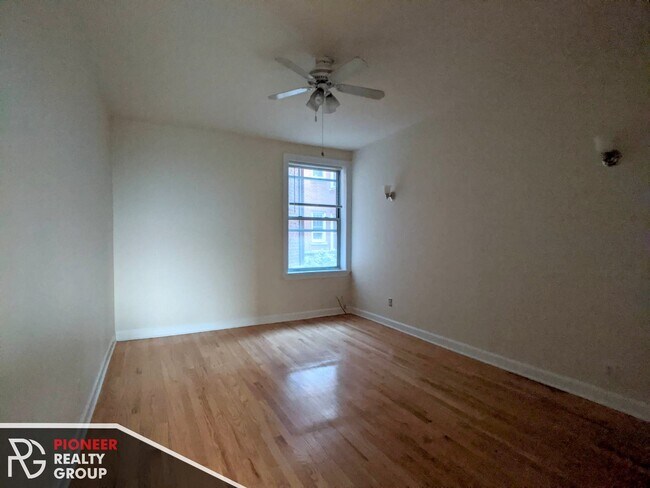 Building Photo - 533 W Aldine Ave Unit 550-556-W1 Rental