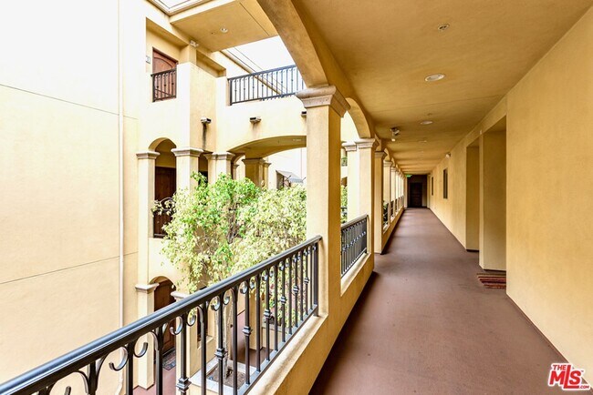 Photo - 5037 Rosewood Ave