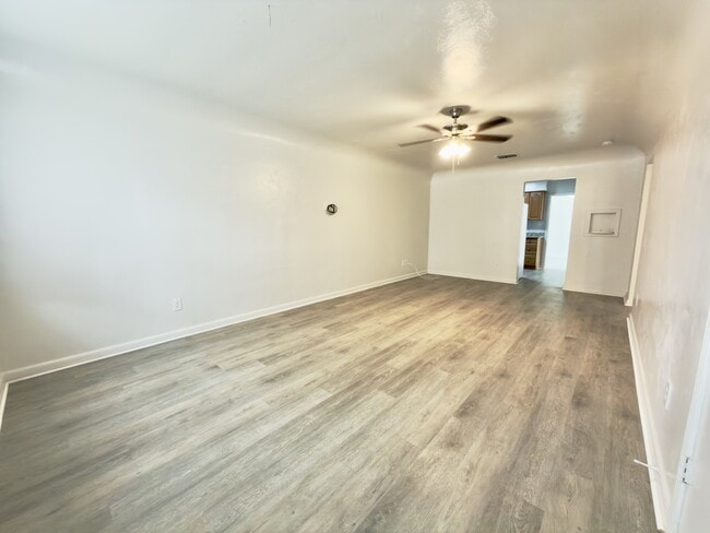 Photo - 927 E Walnut St