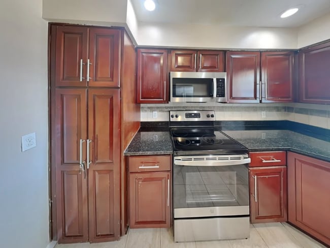 Photo - 902 Sunshine Way SW