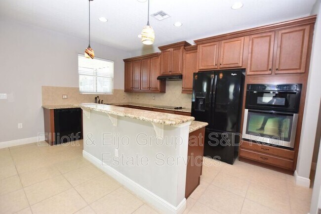 Photo - 4267 Moon Shadow Loop