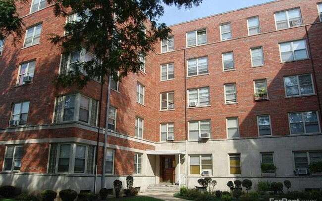 Building Photo - 2610 W Berwyn Ave Unit 411 Rental