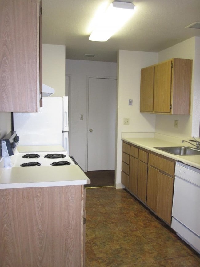 Kitchen - Bristol Manor Apartments