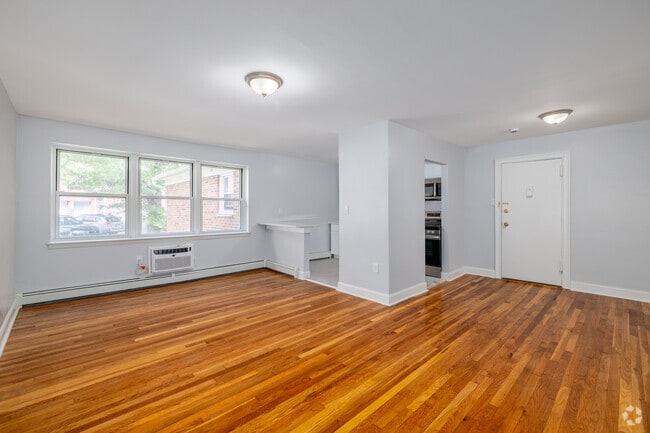 1BR, 1BA - 671SF - Living Room
