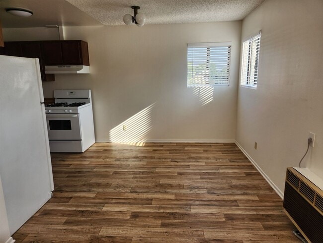 Large Dining Room - 3412 Chapman St