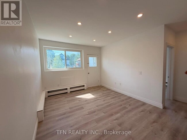 Photo - 252 Mississaga St W Unit 9