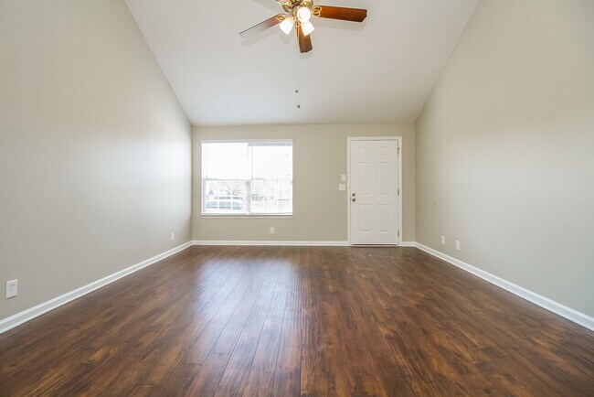 Photo - 3048 Roscommon Dr