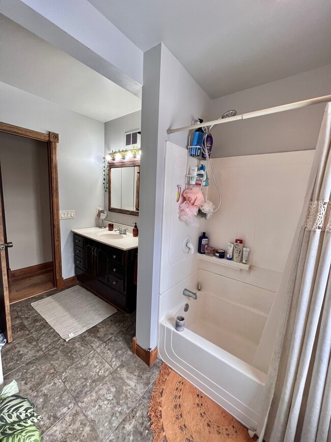 Baño completo en la planta principal - 221 7th Ave N