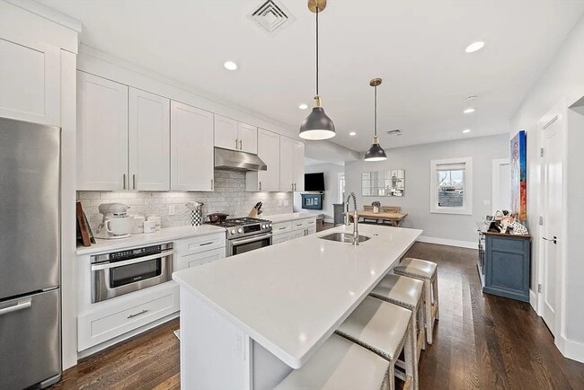 Building Photo - 230 Bowen St Unit 1