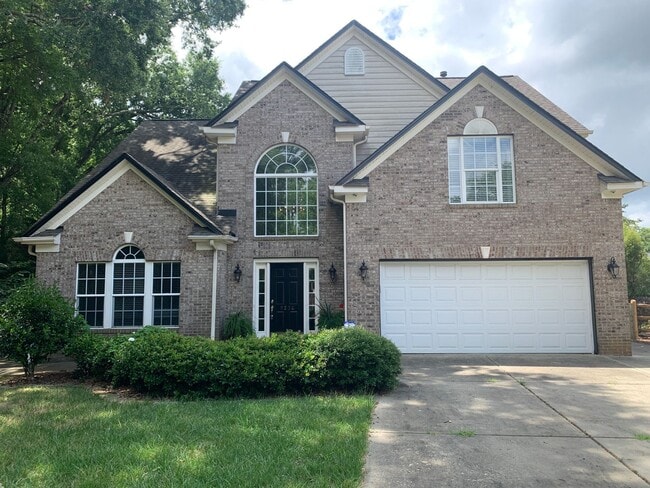 Building Photo - Move-in Ready 5 bedroom, 3.5 bath house lo...