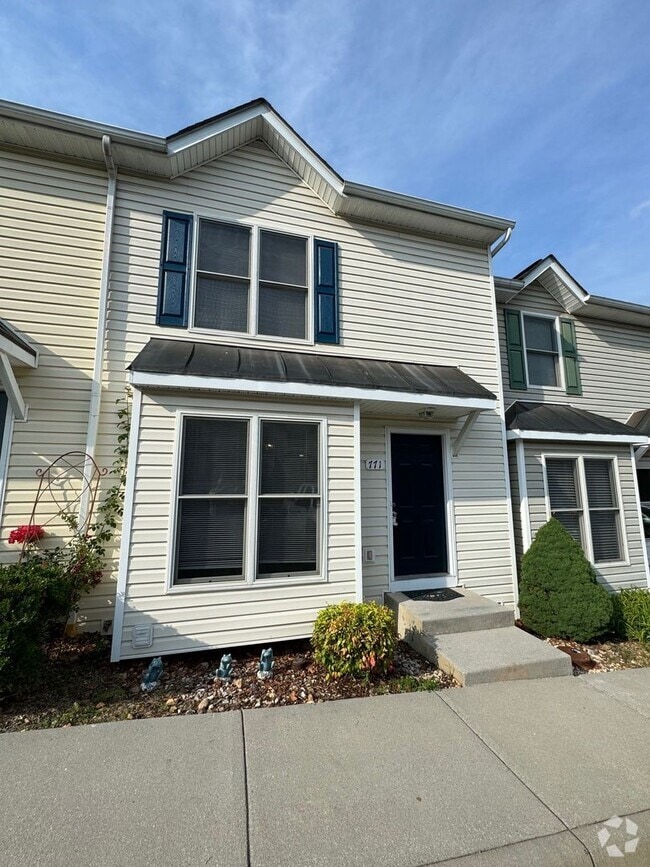 Building Photo - Spacious Home With 2 Suites & Walk-Out Bas...