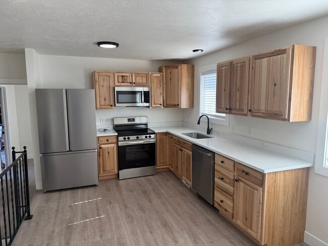 Building Photo - Five Bedroom Home, 2600 sq ft,  West Jordan, $3000/month, Fenced Yard