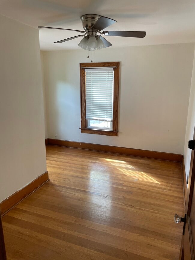 Upstairs Bedroom 1 - 42 Grosvenor St