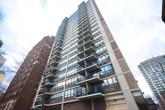 Building Photo - 2740 N Pine Grove Ave Unit 10D Rental