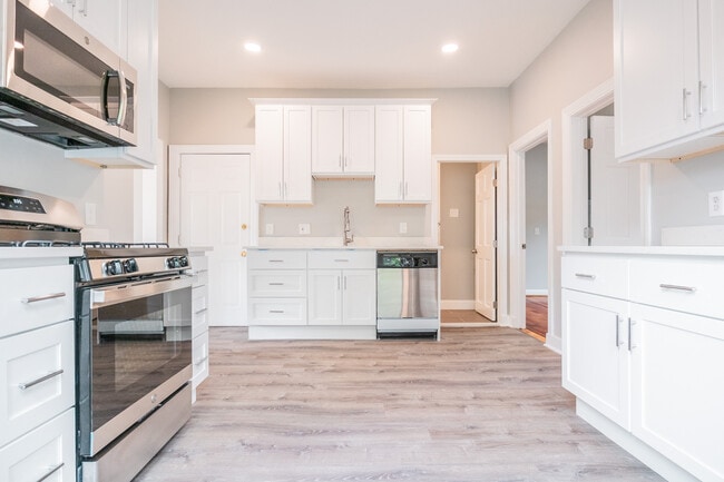 Building Photo - 16 Rossmore Rd Unit A